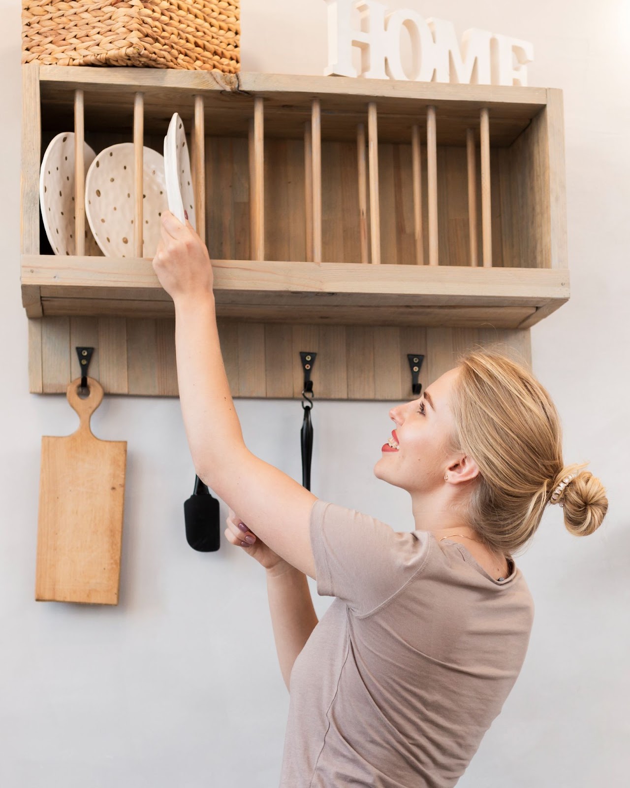 Craft Your Own Cabinet for Storing Plates: DIY Project